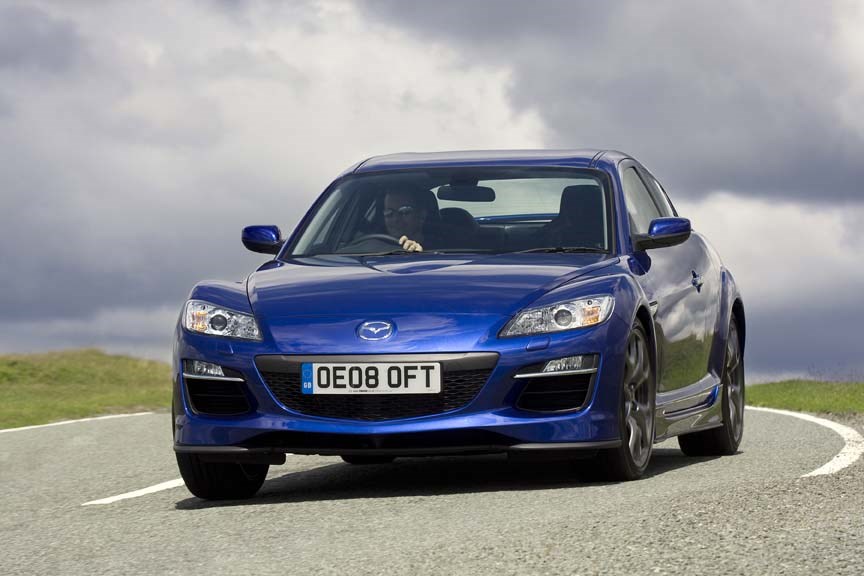 What are some standard features on the Mazda RX-8?