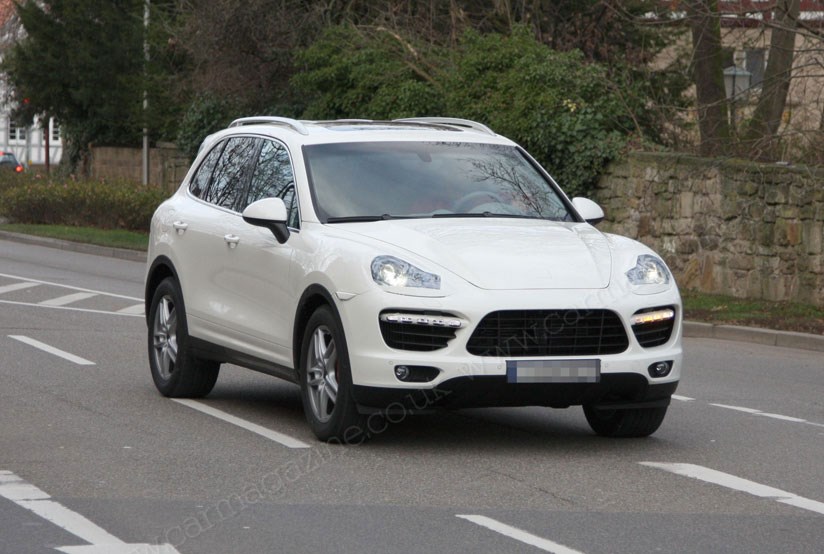 Here are some new spy shots of the next Porsche Cayenne