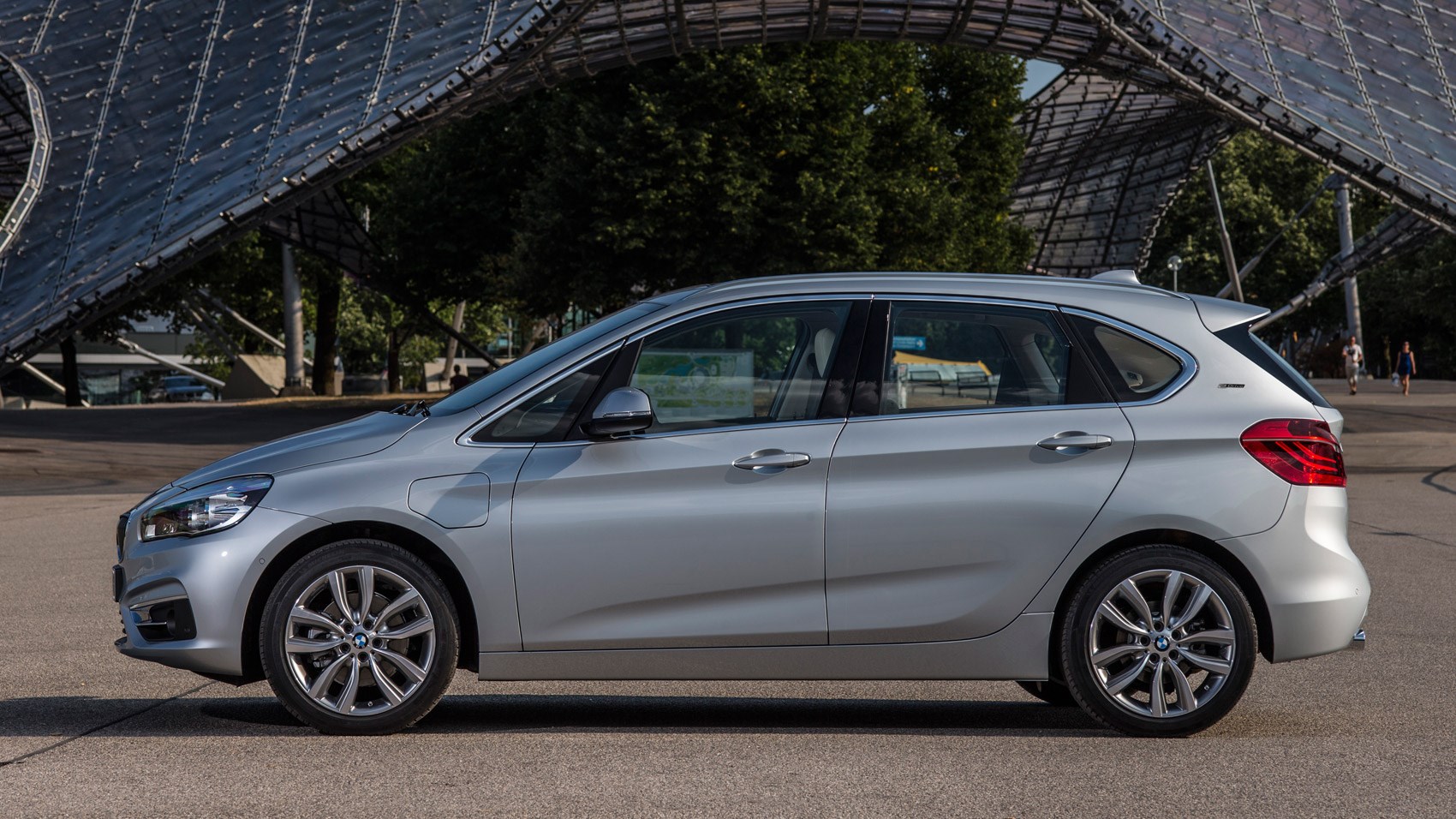 BMW 2-series Active Tourer 225xe (2016) review by CAR Magazine